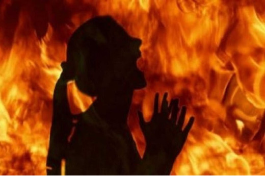 छेड़खानी के विरोध पर 10 साल की लड़की को पेट्रोल डालकर जिन्दा जलाया